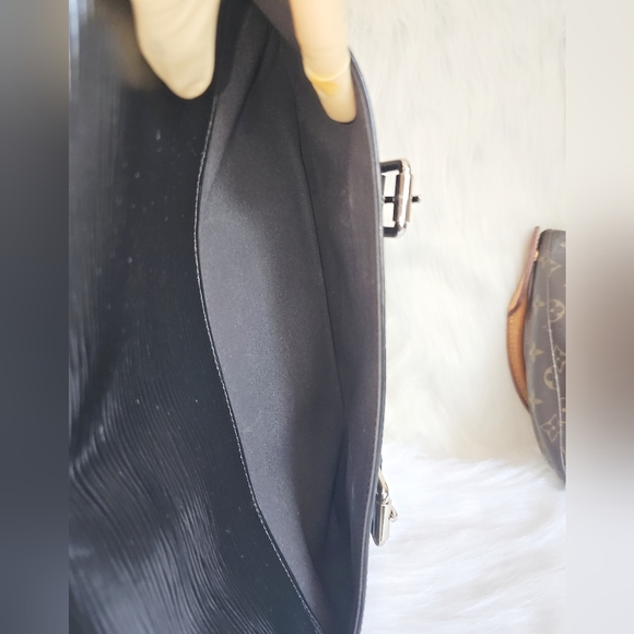 🔥😍 Like New- Beautiful Condition 🔥 😍 Authentic Louis Vuitton Bag Epi Black - Picture 9 of 16